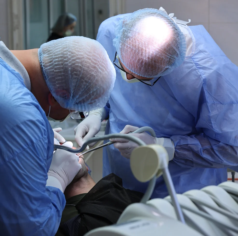 імплантація зубів київ