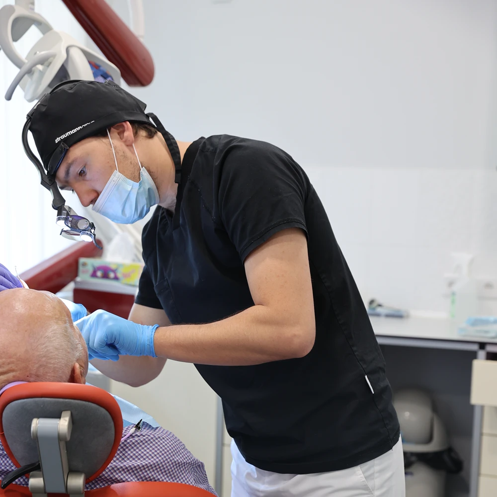 хірург імплантолог зубів