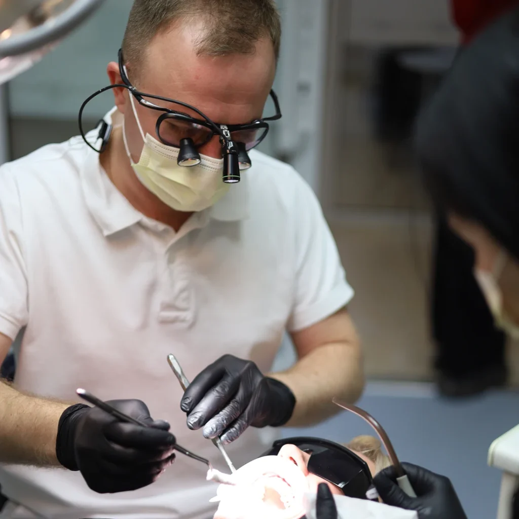 Протезування зубів – лікар встановлює коронки в стоматологічній клініці Києва