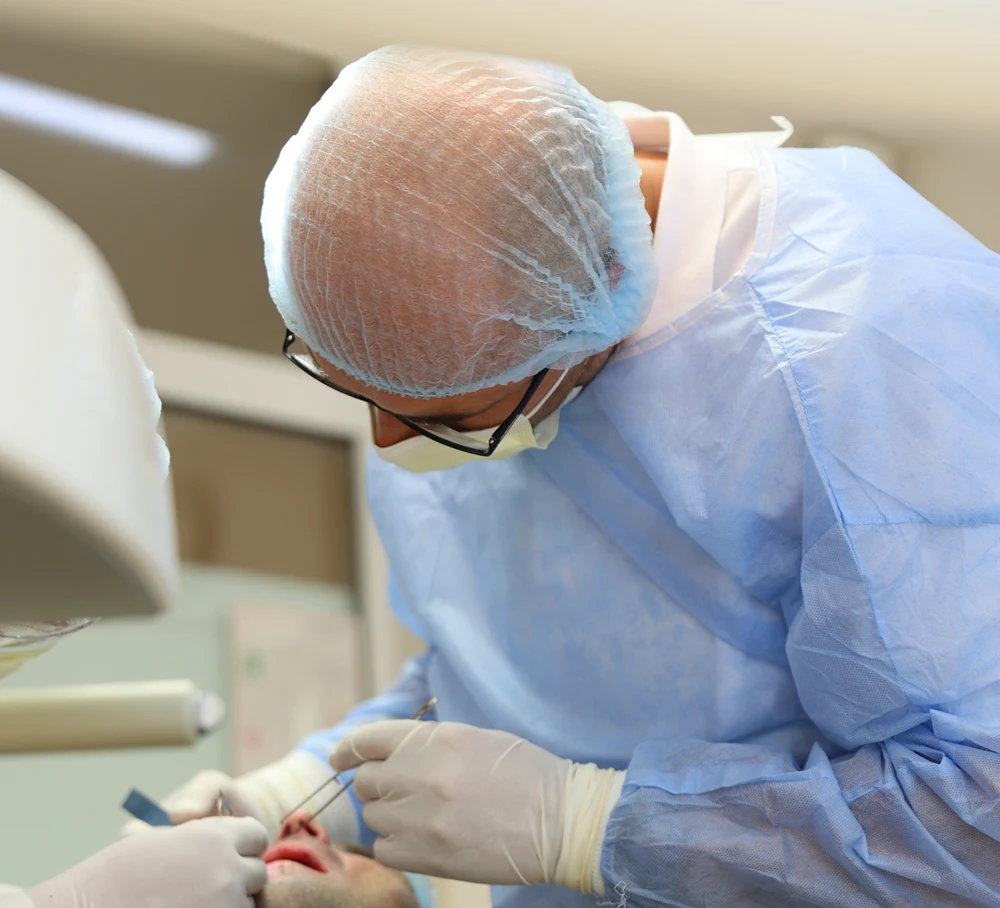 порадьте хірурга імплантолога Київ