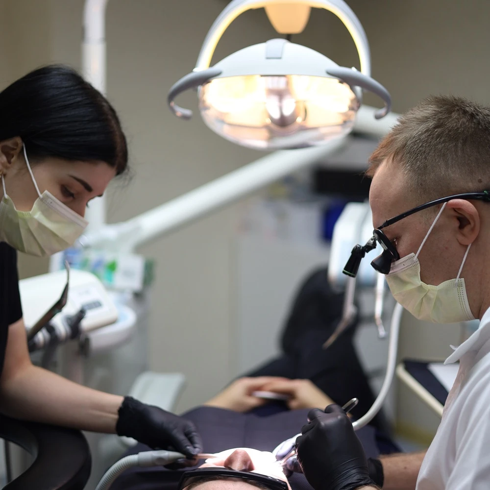 ортопед з досвідом ставить зубний міст голосієво