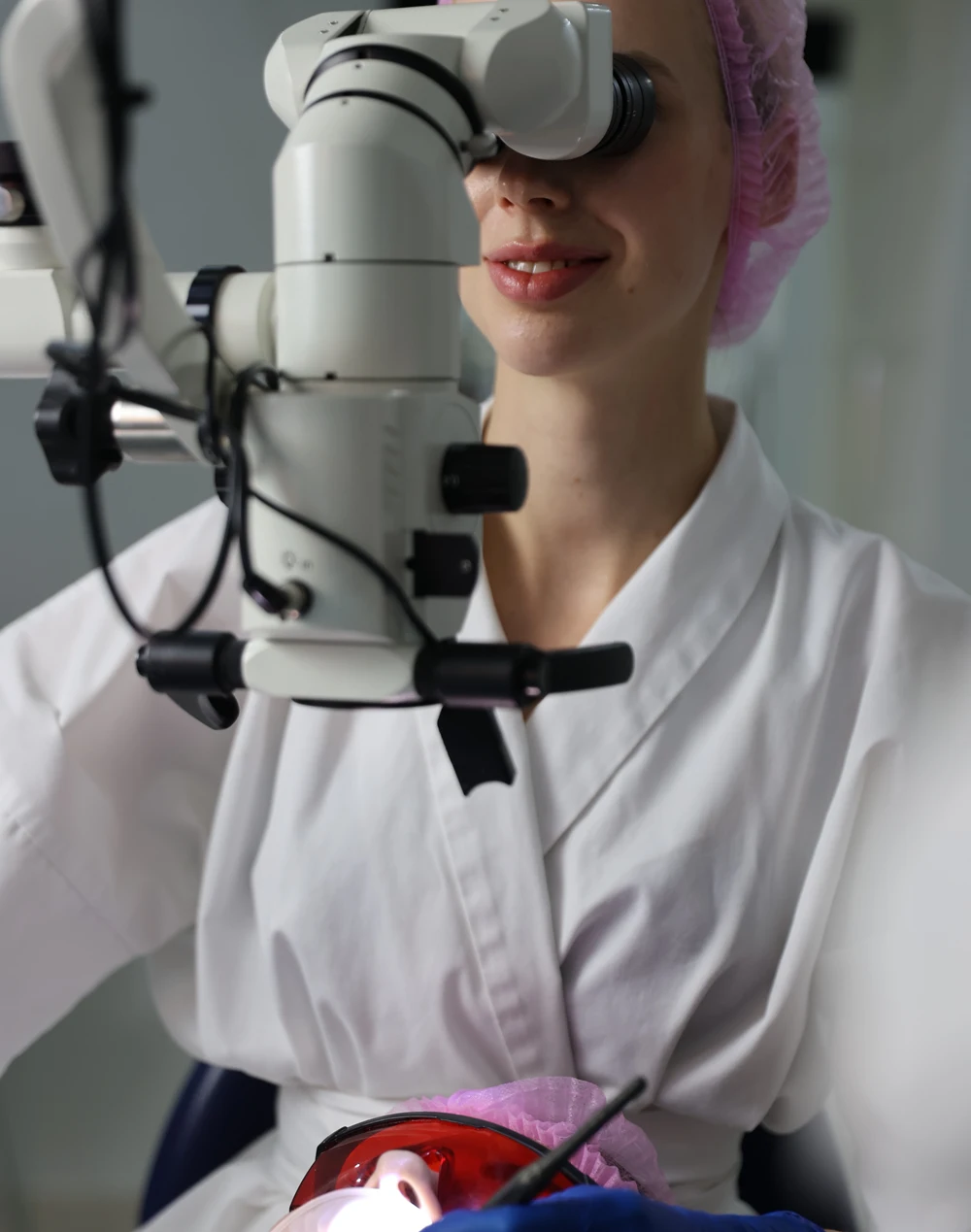 протезування зубів та лікування під мікроскопом