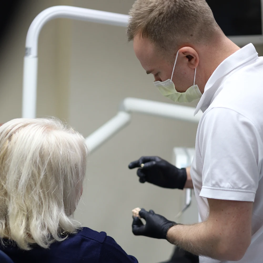 протезування зубів з гарантією та документами Київ